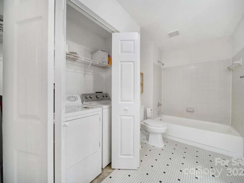 2506 Cranbrook Lane, Charlotte, NC 28207.  MLS# CAR4319001, YatesRealty ID 1300. 