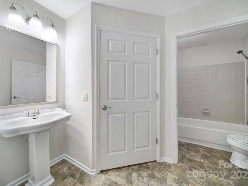 2506 Cranbrook Lane, Charlotte, NC 28207.  MLS# CAR4319001, YatesRealty ID 1300. 