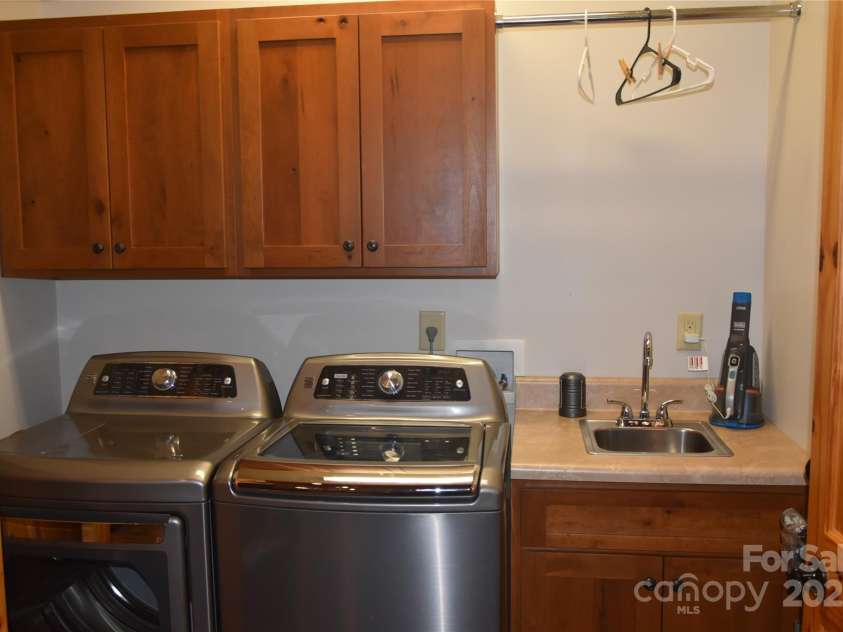 80 Grandview Loop, Nebo, NC 28761.  MLS# CAR4317495, YatesRealty ID 1300. Laundry area adjoining the kitchen.