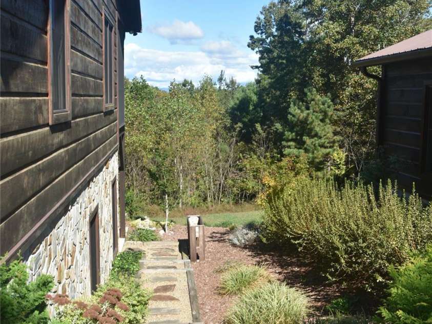 80 Grandview Loop, Nebo, NC 28761.  MLS# CAR4317495, YatesRealty ID 1300. Steps down to the patio and backyard.