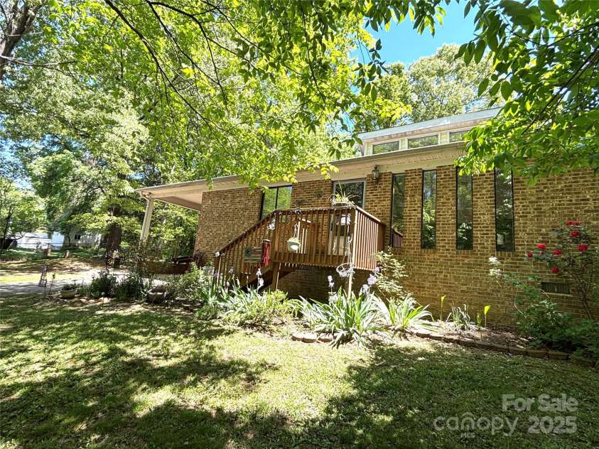 6212 Sunset Circle, Charlotte, NC 28216.  MLS# CAR4247074, YatesRealty ID 13000. Schedule your showing today!