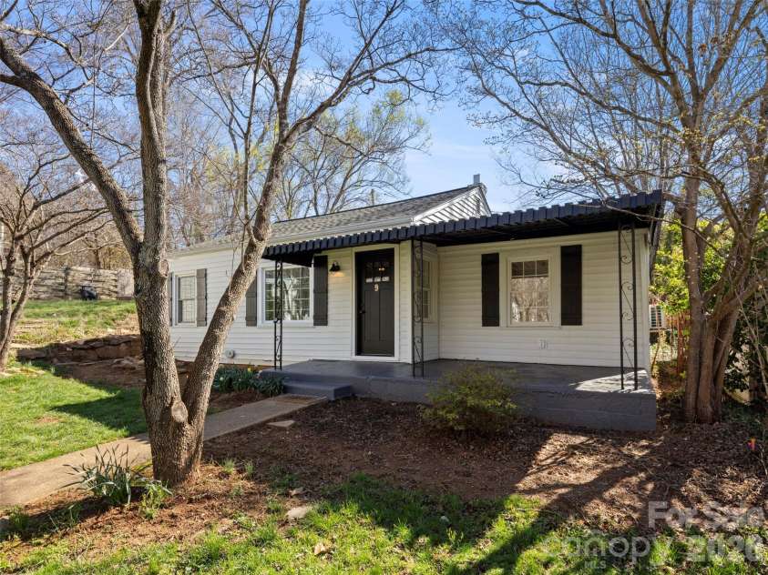 9 Woodward Avenue, Asheville, NC 28804.  MLS# CAR4358643, YatesRealty ID 13005. 