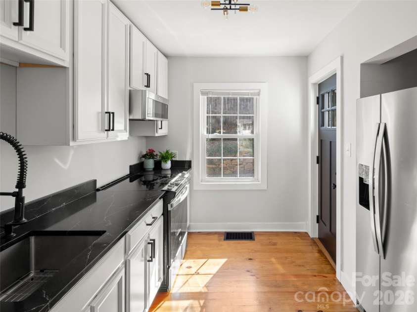 9 Woodward Avenue, Asheville, NC 28804.  MLS# CAR4358643, YatesRealty ID 13005. 