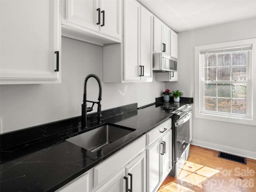9 Woodward Avenue, Asheville, NC 28804.  MLS# CAR4358643, YatesRealty ID 13005. 