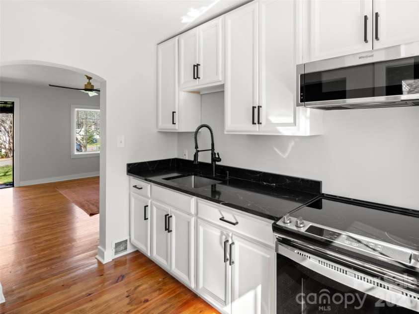 9 Woodward Avenue, Asheville, NC 28804.  MLS# CAR4358643, YatesRealty ID 13005. 