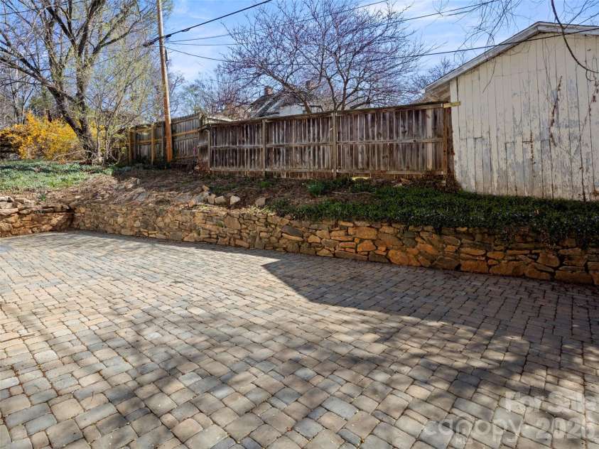 9 Woodward Avenue, Asheville, NC 28804.  MLS# CAR4358643, YatesRealty ID 13005. 