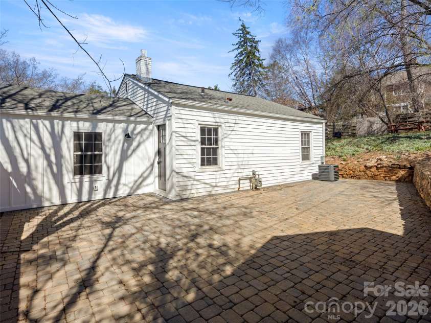 9 Woodward Avenue, Asheville, NC 28804.  MLS# CAR4358643, YatesRealty ID 13005. 