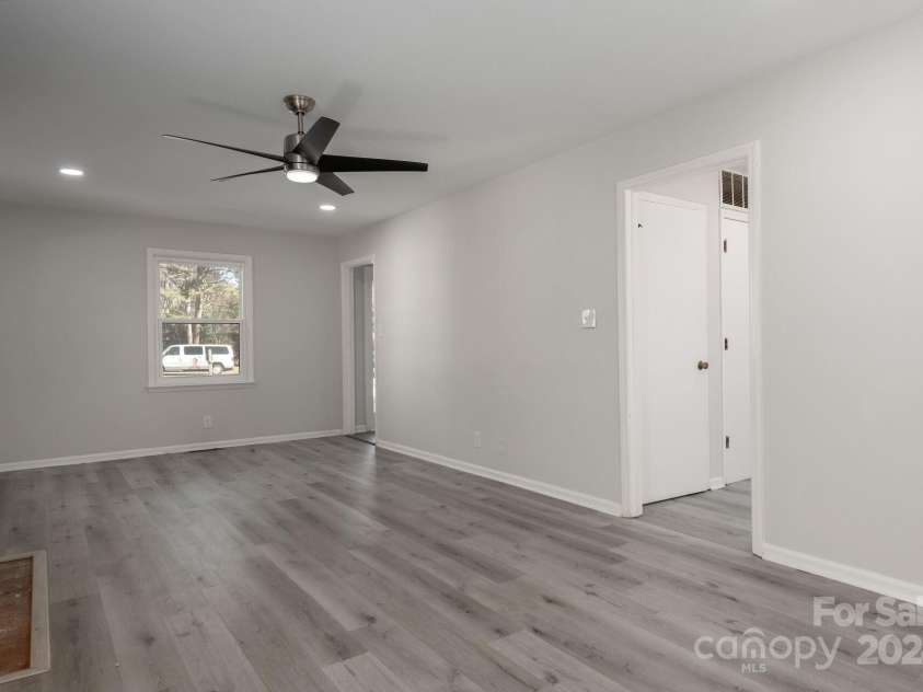 7704 Cedar Bluff Lane, Charlotte, NC 28227.  MLS# CAR4201450, YatesRealty ID 13007. Living Room