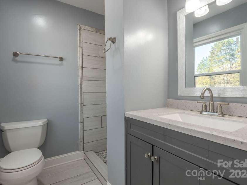 7704 Cedar Bluff Lane, Charlotte, NC 28227.  MLS# CAR4201450, YatesRealty ID 13007. Primary Bath