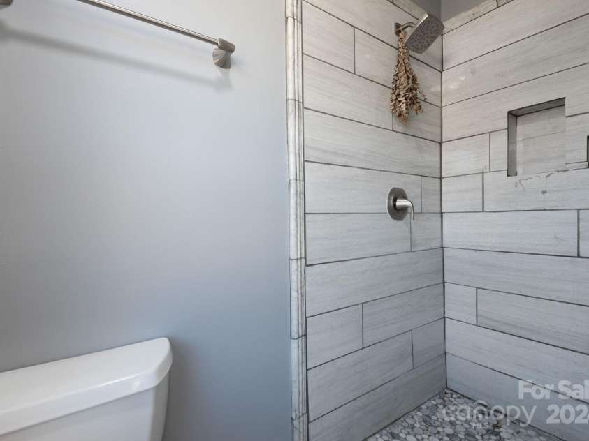 7704 Cedar Bluff Lane, Charlotte, NC 28227.  MLS# CAR4201450, YatesRealty ID 13007. Primary Bath