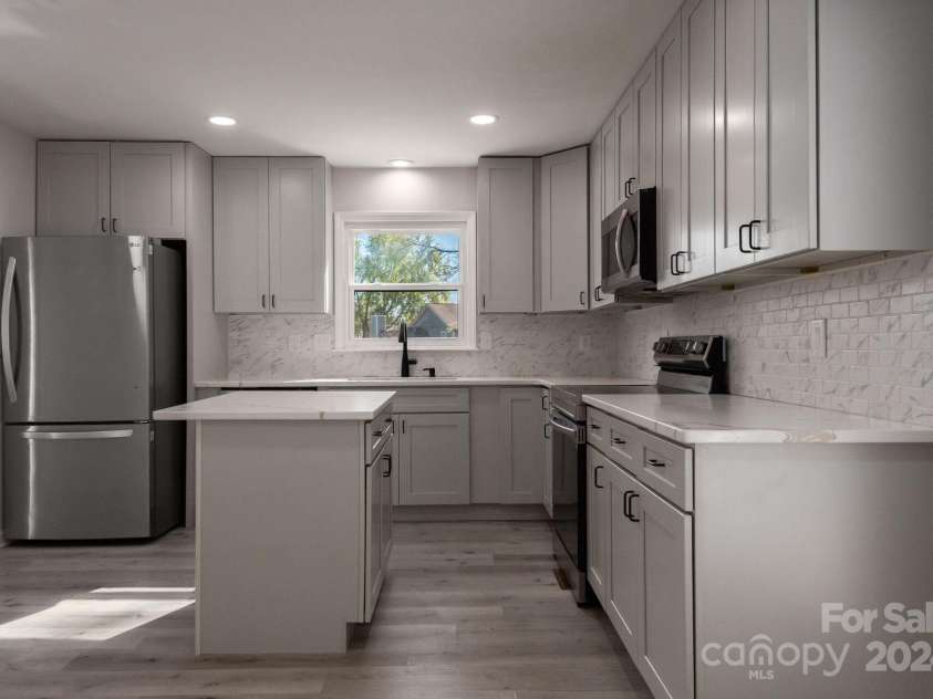 7704 Cedar Bluff Lane, Charlotte, NC 28227.  MLS# CAR4201450, YatesRealty ID 13007. Updated kitchen!