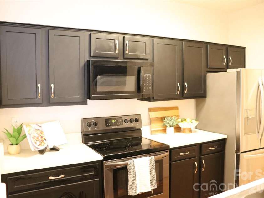 700 Vista Lake Drive, Candler, NC 28715.  MLS# CAR4365979, YatesRealty ID 13009. Newer Kitchen
