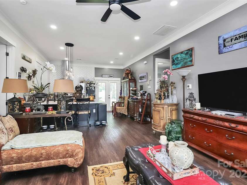 911 Earl Street, Shelby, NC 28150.  MLS# CAR4304360, YatesRealty ID 13010. 