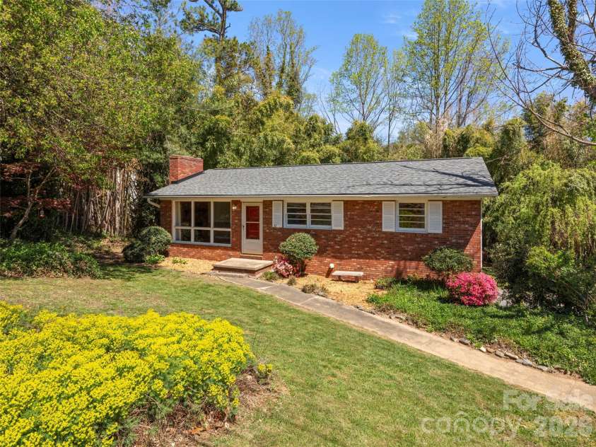 32 Hillendale Road, Asheville, NC 28805.  MLS# CAR4367187, YatesRealty ID 13012. 