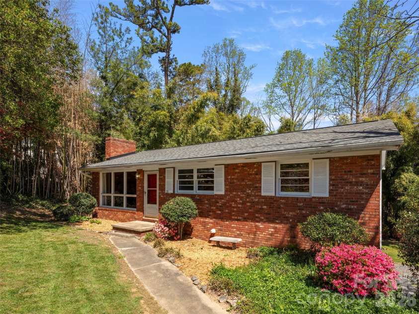 32 Hillendale Road, Asheville, NC 28805.  MLS# CAR4367187, YatesRealty ID 13012. 