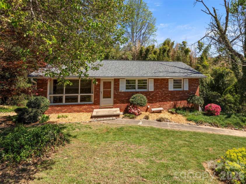 32 Hillendale Road, Asheville, NC 28805.  MLS# CAR4367187, YatesRealty ID 13012. 