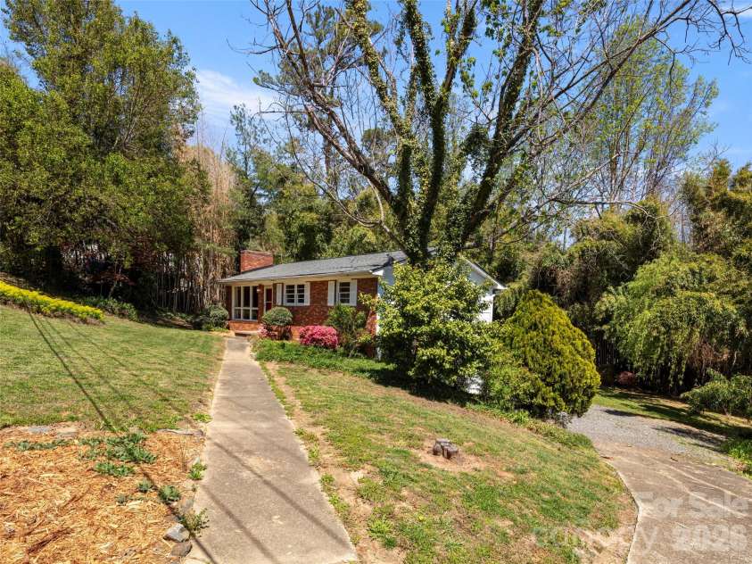 32 Hillendale Road, Asheville, NC 28805.  MLS# CAR4367187, YatesRealty ID 13012. 