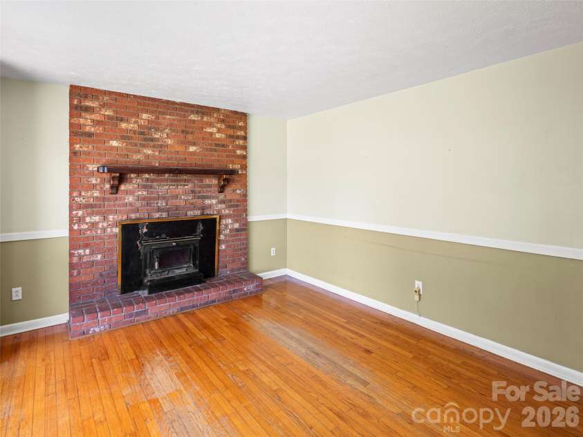 32 Hillendale Road, Asheville, NC 28805.  MLS# CAR4367187, YatesRealty ID 13012. 
