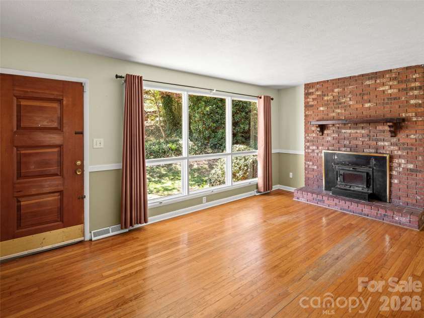 32 Hillendale Road, Asheville, NC 28805.  MLS# CAR4367187, YatesRealty ID 13012. 