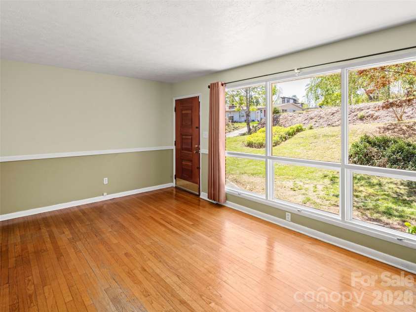32 Hillendale Road, Asheville, NC 28805.  MLS# CAR4367187, YatesRealty ID 13012. 