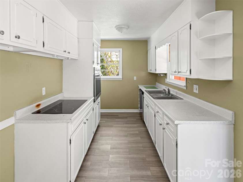 32 Hillendale Road, Asheville, NC 28805.  MLS# CAR4367187, YatesRealty ID 13012. 