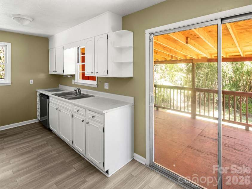 32 Hillendale Road, Asheville, NC 28805.  MLS# CAR4367187, YatesRealty ID 13012. 
