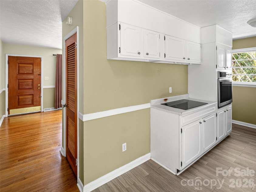 32 Hillendale Road, Asheville, NC 28805.  MLS# CAR4367187, YatesRealty ID 13012. 