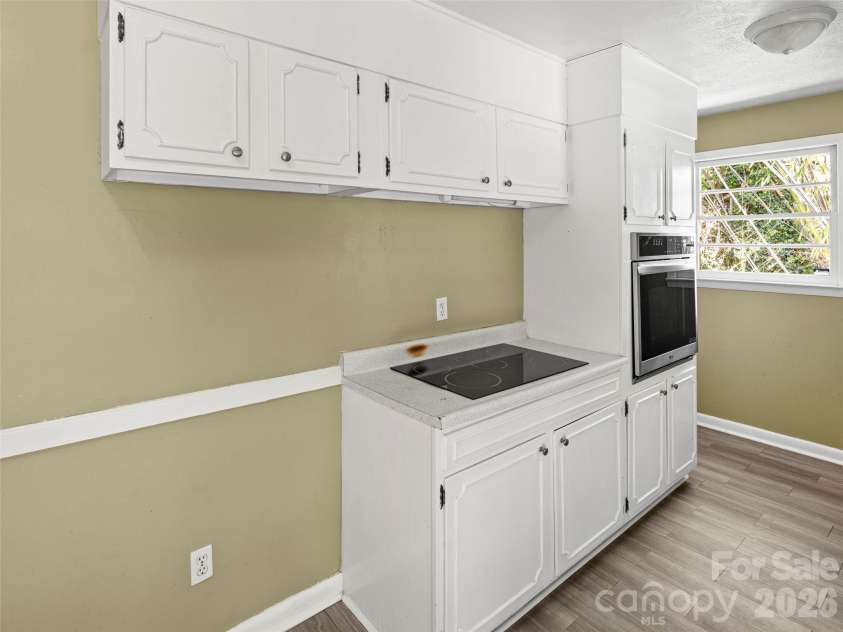 32 Hillendale Road, Asheville, NC 28805.  MLS# CAR4367187, YatesRealty ID 13012. 