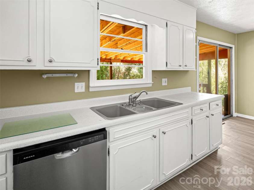 32 Hillendale Road, Asheville, NC 28805.  MLS# CAR4367187, YatesRealty ID 13012. 