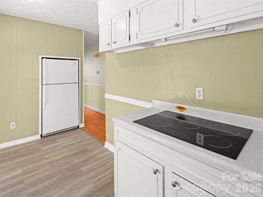 32 Hillendale Road, Asheville, NC 28805.  MLS# CAR4367187, YatesRealty ID 13012. 