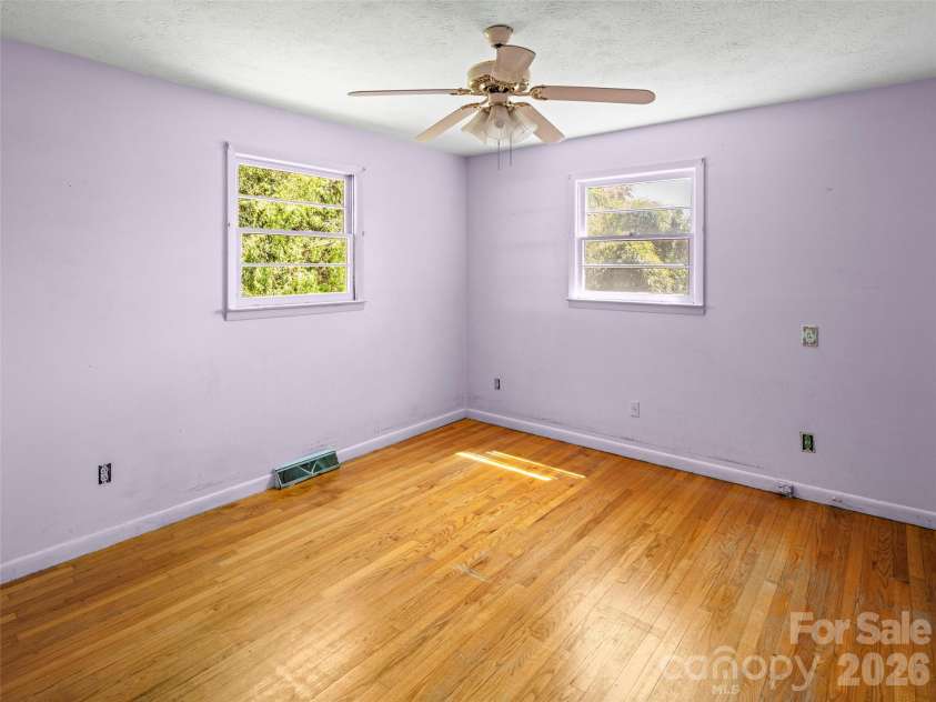 32 Hillendale Road, Asheville, NC 28805.  MLS# CAR4367187, YatesRealty ID 13012. 