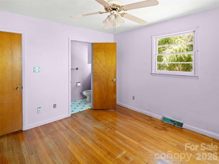 32 Hillendale Road, Asheville, NC 28805.  MLS# CAR4367187, YatesRealty ID 13012. 