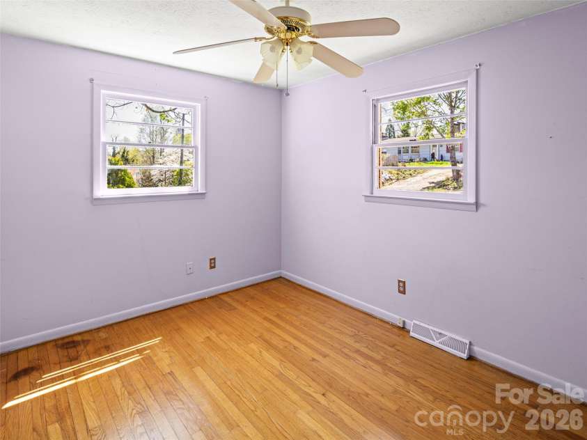 32 Hillendale Road, Asheville, NC 28805.  MLS# CAR4367187, YatesRealty ID 13012. 