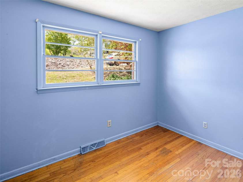 32 Hillendale Road, Asheville, NC 28805.  MLS# CAR4367187, YatesRealty ID 13012. 