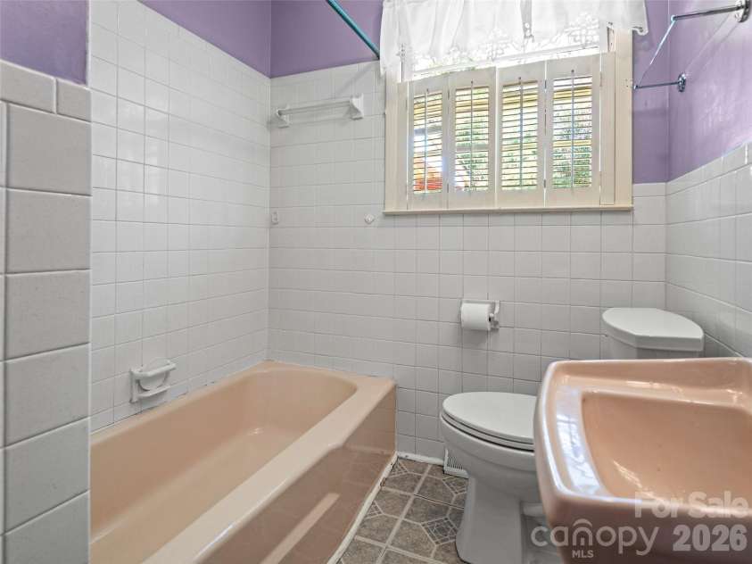 32 Hillendale Road, Asheville, NC 28805.  MLS# CAR4367187, YatesRealty ID 13012. 