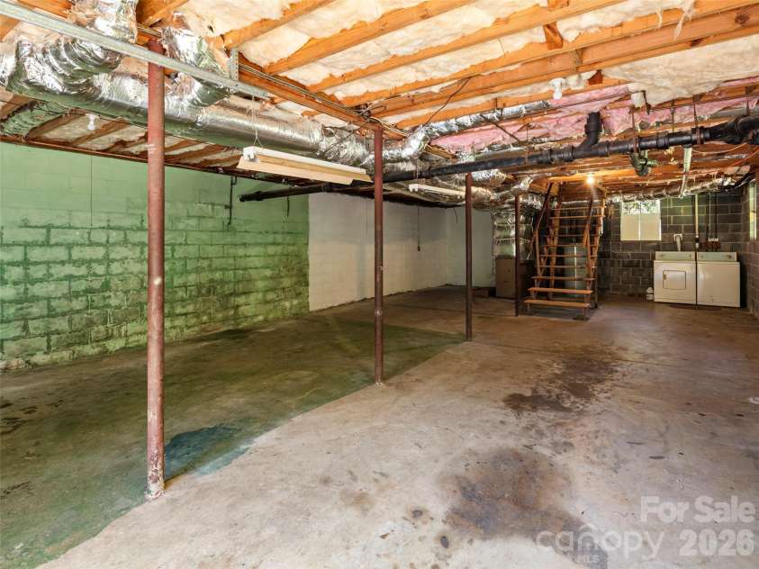 32 Hillendale Road, Asheville, NC 28805.  MLS# CAR4367187, YatesRealty ID 13012. 