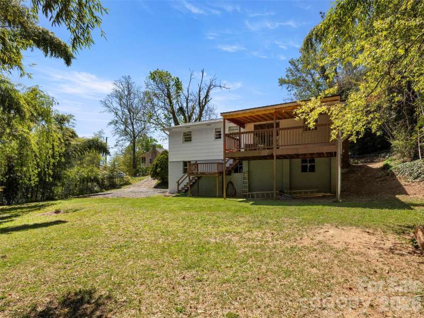 32 Hillendale Road, Asheville, NC 28805.  MLS# CAR4367187, YatesRealty ID 13012. 
