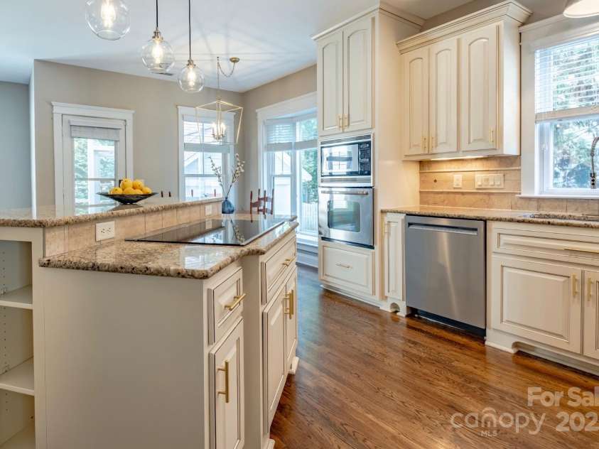 7409 Gilderstern Glen Court, Huntersville, NC 28078.  MLS# CAR4249870, YatesRealty ID 13015. Beautiful kitchen with island.
