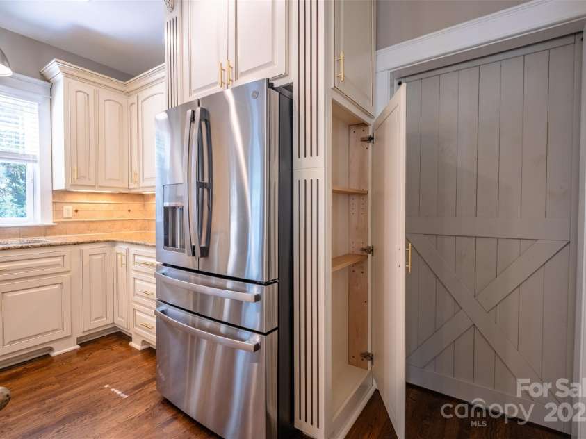 7409 Gilderstern Glen Court, Huntersville, NC 28078.  MLS# CAR4249870, YatesRealty ID 13015. Both tall side cabinets open, sellers used for a bar.