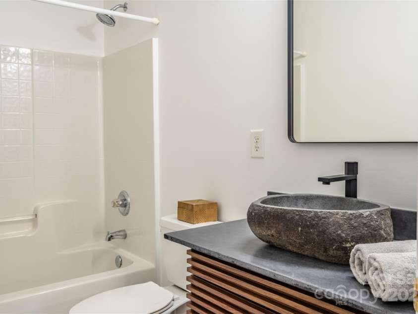 7409 Gilderstern Glen Court, Huntersville, NC 28078.  MLS# CAR4249870, YatesRealty ID 13015. Full upstairs hall bath