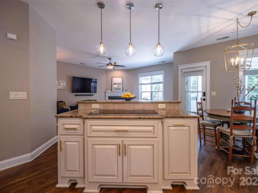 7409 Gilderstern Glen Court, Huntersville, NC 28078.  MLS# CAR4249870, YatesRealty ID 13015. Island for entertaining and cooking with storage behind.