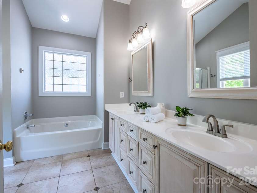 7409 Gilderstern Glen Court, Huntersville, NC 28078.  MLS# CAR4249870, YatesRealty ID 13015. Primary bath, spa tub.