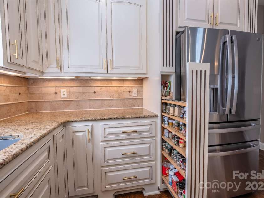 7409 Gilderstern Glen Court, Huntersville, NC 28078.  MLS# CAR4249870, YatesRealty ID 13015. Spice rack feature