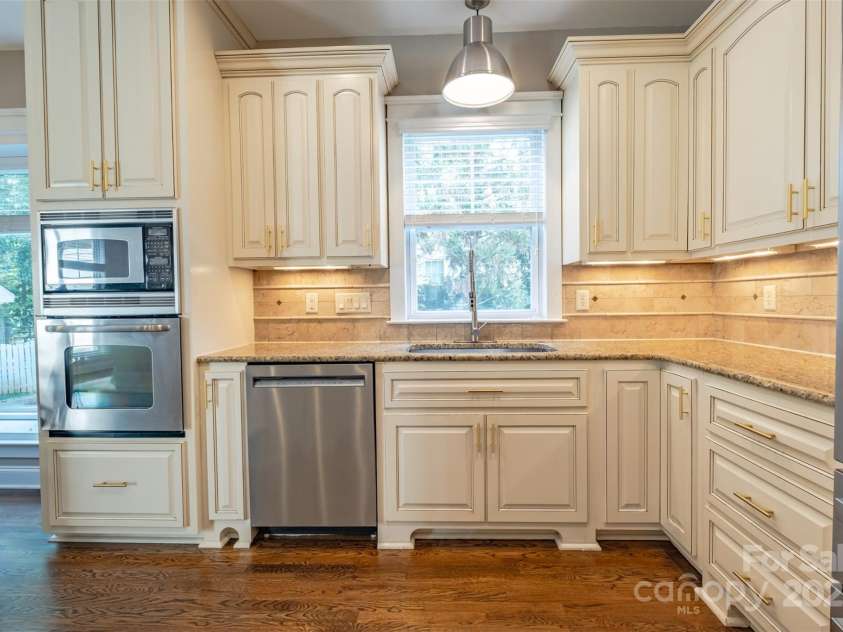 7409 Gilderstern Glen Court, Huntersville, NC 28078.  MLS# CAR4249870, YatesRealty ID 13015. Wall oven, under cabinet lighting & upgraded 42