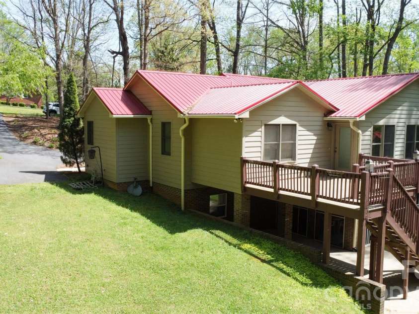 308 Brentwood Circle, Morganton, NC 28655.  MLS# CAR4367077, YatesRealty ID 13016. 