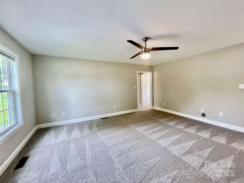 915 Klondale Avenue, Kannapolis, NC 28081.  MLS# CAR4250825, YatesRealty ID 13016. Living Room