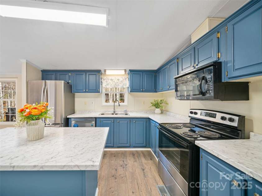 105 Satinwood Drive, Burnsville, NC 28714.  MLS# CAR4329314, YatesRealty ID 1302. 