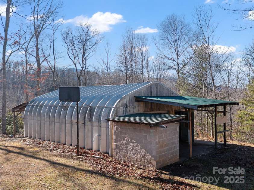 105 Satinwood Drive, Burnsville, NC 28714.  MLS# CAR4329314, YatesRealty ID 1302. 