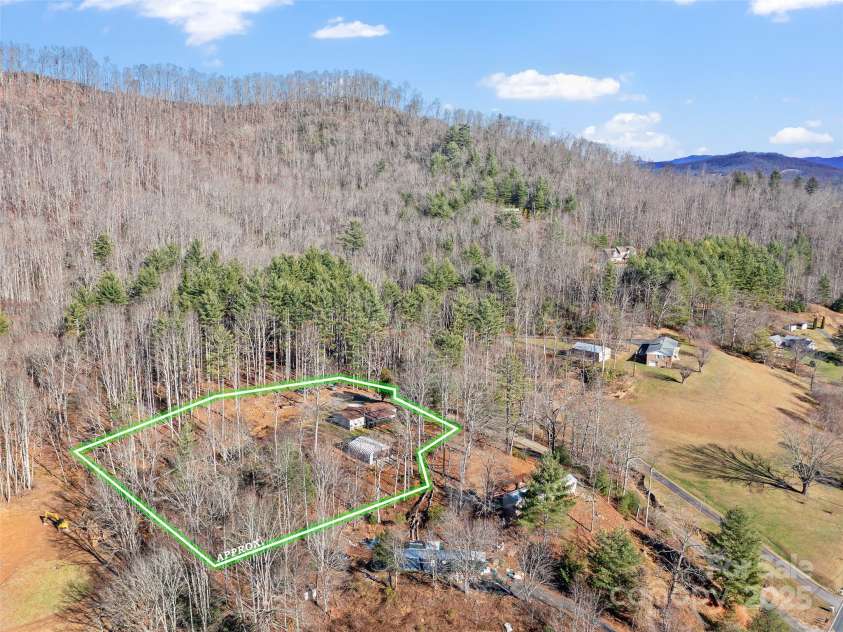 105 Satinwood Drive, Burnsville, NC 28714.  MLS# CAR4329314, YatesRealty ID 1302. 