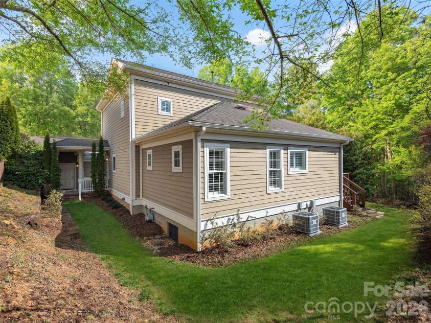 1672 Olmsted Drive, Asheville, NC 28803.  MLS# CAR4368882, YatesRealty ID 13020. 